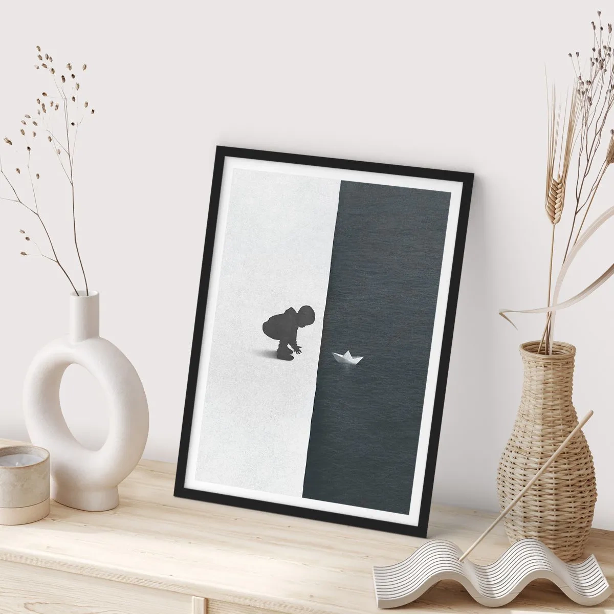 Poster in einem schwarzem Rahmen - Ein Kind lehnt sich mit einem Papierboot über das Wasser - 50x70cm - Tolle Expedition - Moderne Wanddekoration für Wohnzimmer und Schlafzimmer ARTTOR