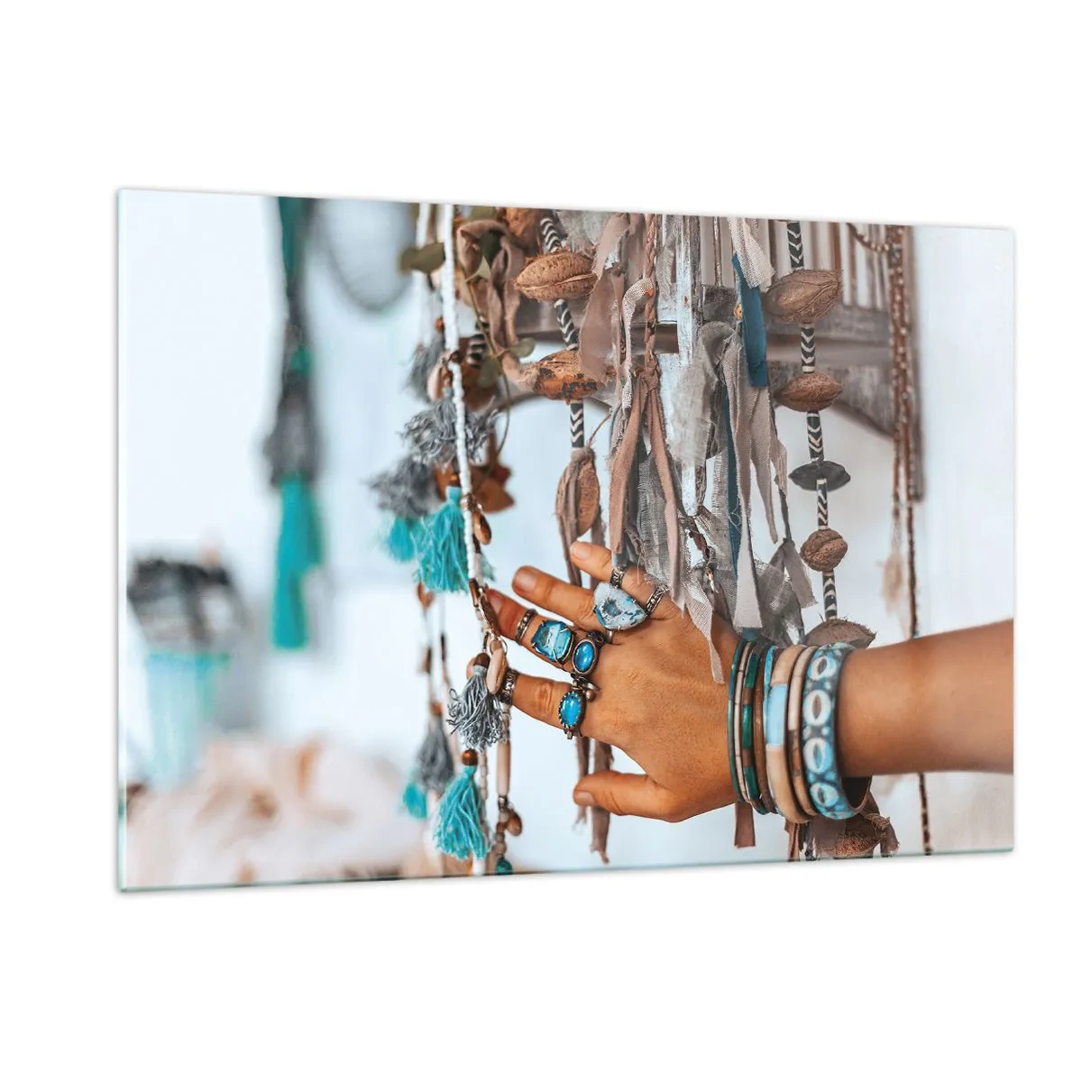 Glasbild - Bild auf glas - Hand mit Boho-Schmuck, der ethnische Dekoration berührt - 120x80cm - Lokale Schätze - Moderne Wanddekoration für Wohnzimmer und Schlafzimmer ARTTOR
