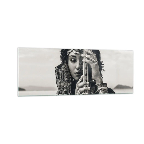 Glasbild - Bild auf glas - Porträt einer Frau mit ethnischem Schmuck, die ein Instrument in der Hand hält - 140x50cm - Die Musik des Orients selbst - Moderne Wanddekoration für Wohnzimmer und Schlafzimmer ARTTOR