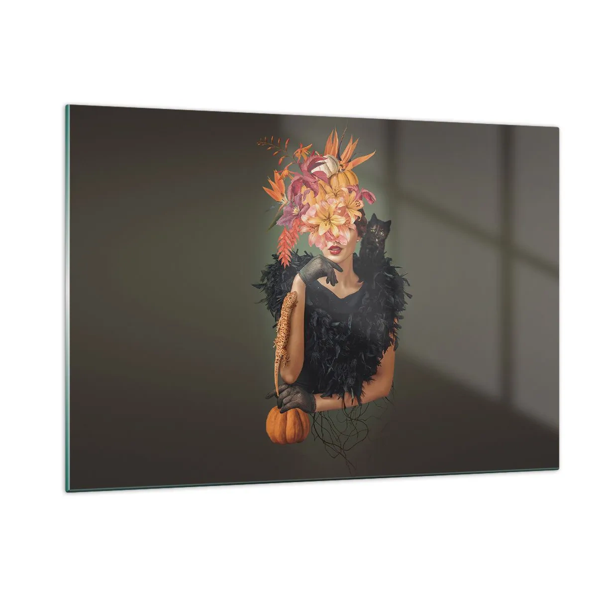Glasbild - Bild auf glas - Figur einer Frau in Schwarz mit einem Kürbis, einer Katze und einem Blumenarrangement - 120x80cm - Der Zauber einer Hexe - Moderne Wanddekoration für Wohnzimmer und Schlafzimmer ARTTOR