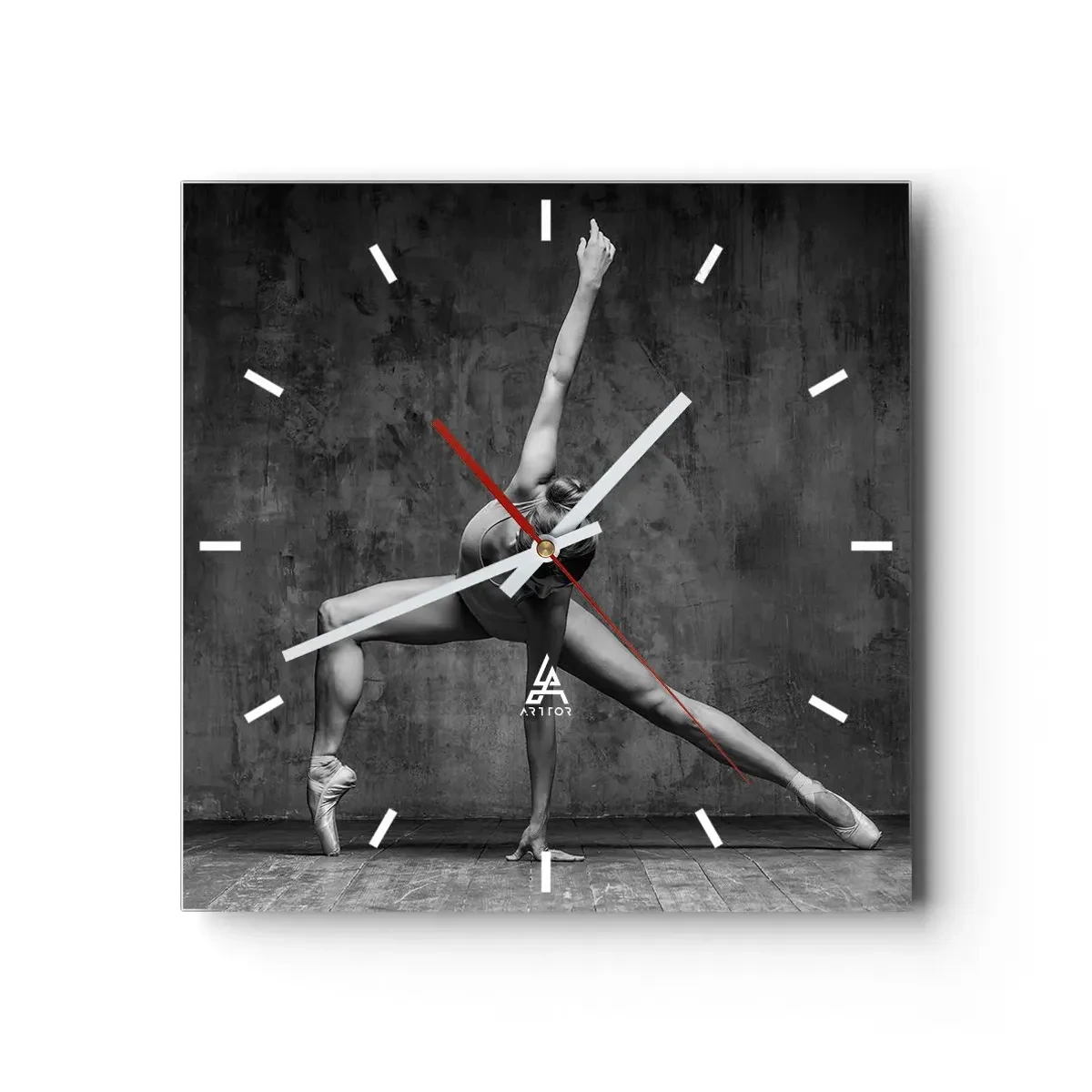 Wanduhr - Glasuhr - Eine Tänzerin in künstlerischer Pose vor einer rohen Wand - 30x30cm - Das Ideal des Gleichgewichts - Moderne Wanddekoration für Wohnzimmer und Schlafzimmer ARTTOR