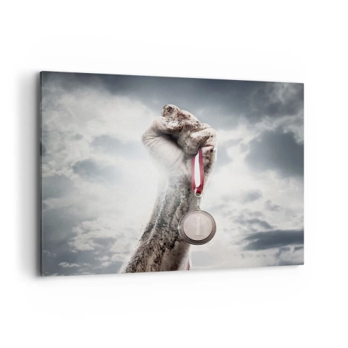 Bild auf Leinwand - Leinwandbild - Eine erhobene Hand mit einer Medaille vor einem bewölkten Himmel - 120x80cm - Per aspera ad astra - Moderne Wanddekoration für Wohnzimmer und Schlafzimmer ARTTOR