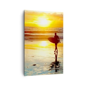 Bild auf Leinwand - Leinwandbild - Ein Surfer geht bei Sonnenuntergang mit einem Brett in der Hand am Strand spazieren. - 80x120cm - Die Rückkehr des Kriegers - Moderne Wanddekoration für Wohnzimmer und Schlafzimmer ARTTOR