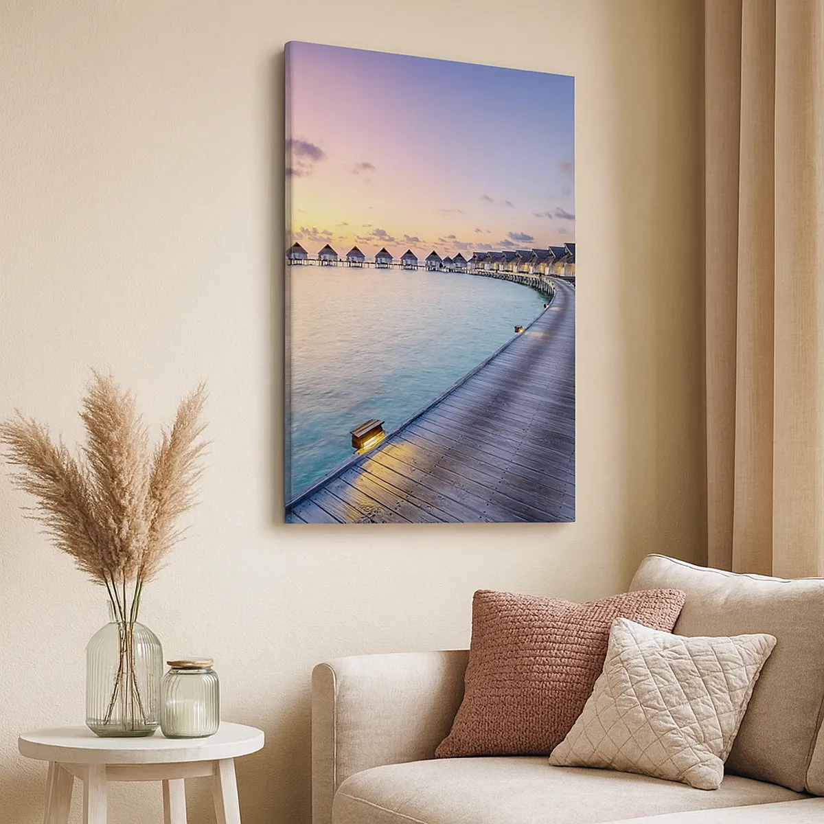 Bild auf Leinwand - Leinwandbild - Der Pier, der bei Sonnenuntergang zu den Cottages am Wasser führt - 50x70cm - Urlaub - zurück zu den Quellen - Moderne Wanddekoration für Wohnzimmer und Schlafzimmer ARTTOR