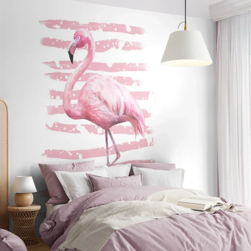 Fototapete Premium Sand - Ein rosa Flamingo auf pastellfarbenem, gestreiftem Hintergrund - 100x70cm - In Würde, aber in Pink - Moderne Wanddekoration für Wohnzimmer und Schlafzimmer ARTTOR
