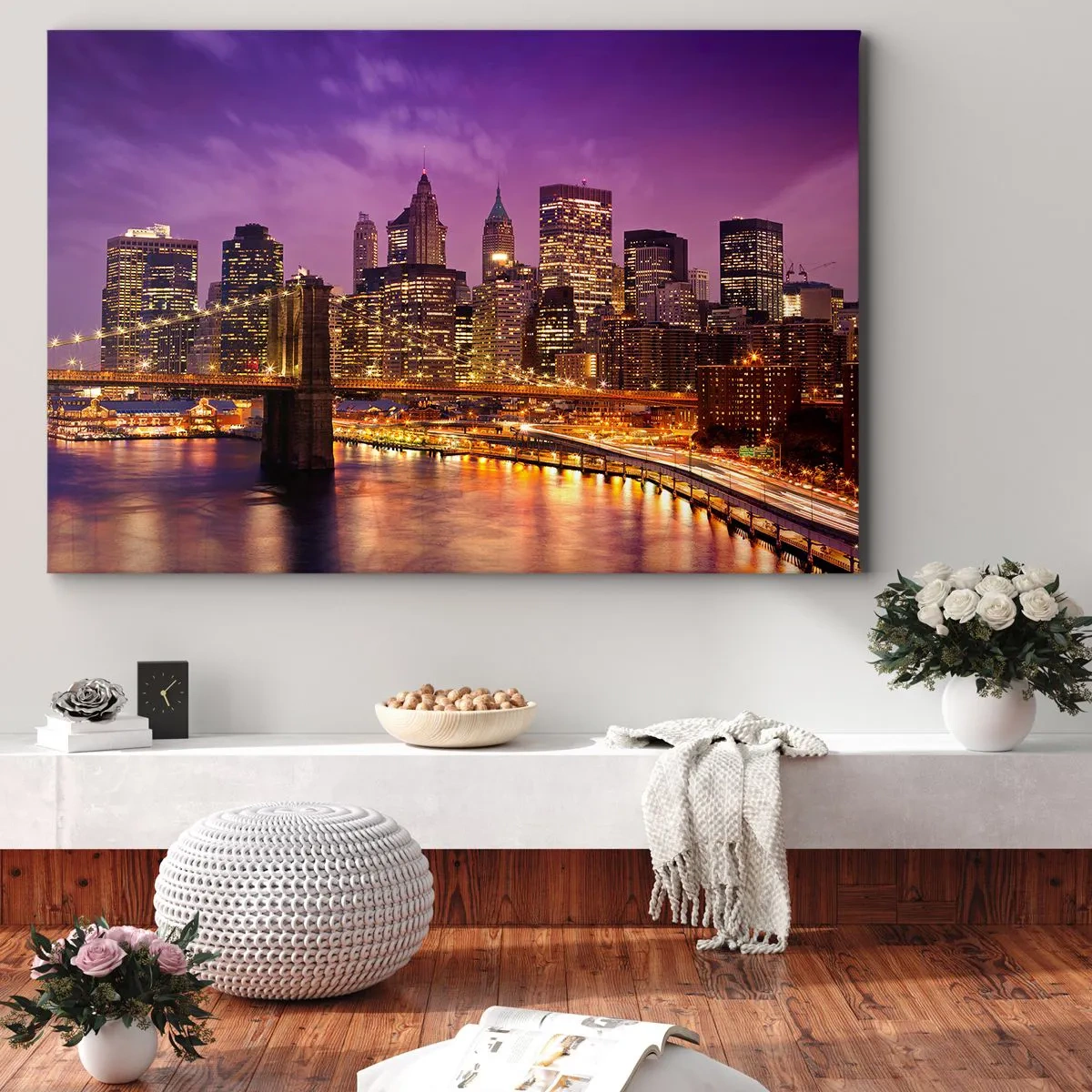 Bild auf Leinwand - Leinwandbild - Panorama der Stadt mit der Brücke im Abendlicht vor dem violetten Himmel - 100x70cm - Violett-goldenes Manhathann - Moderne Wanddekoration für Wohnzimmer und Schlafzimmer ARTTOR