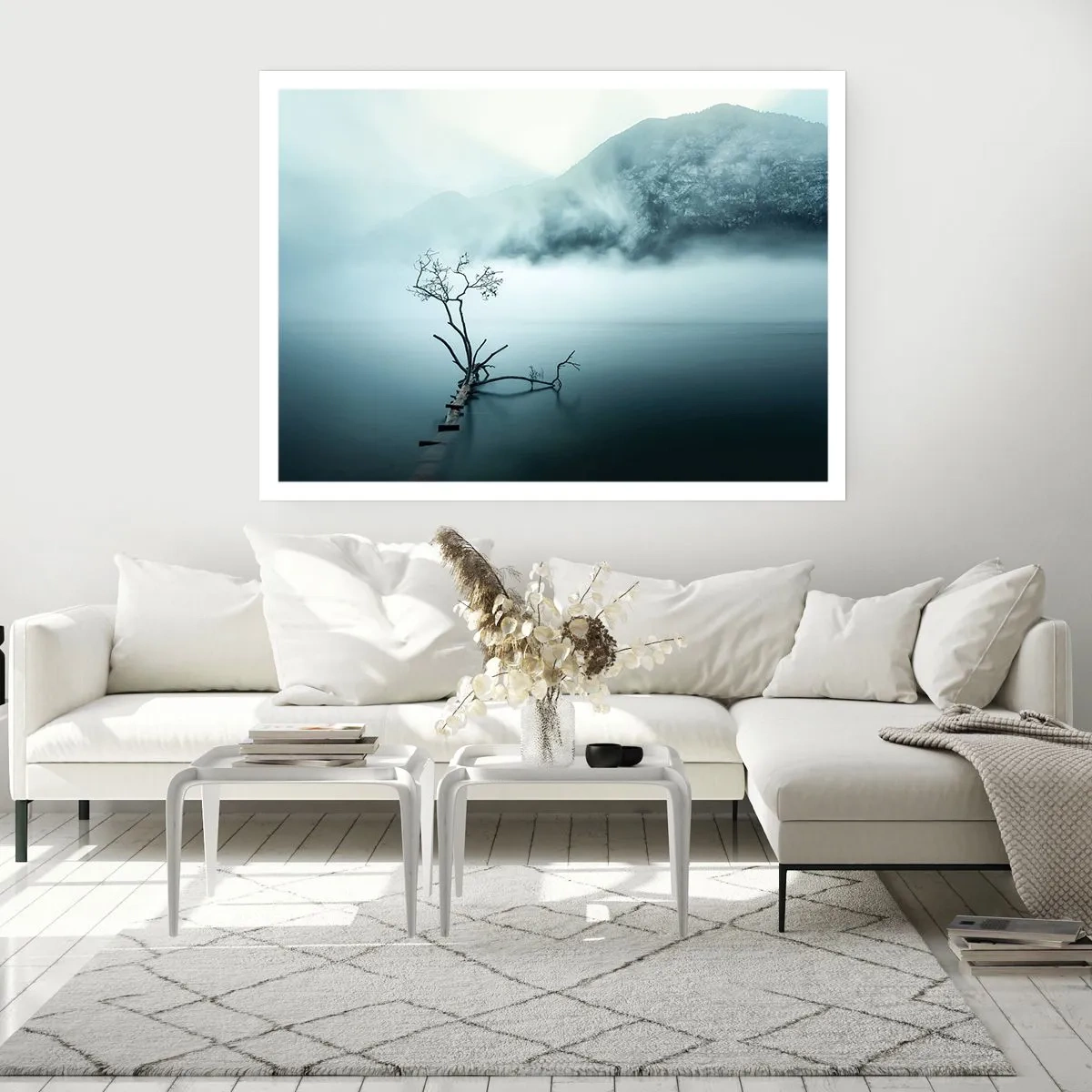 Poster - Ein einsamer Baum im Wasser, umgeben von Nebel und Bergen - 100x70cm - Aus Wasser und Nebel - Moderne Wanddekoration für Wohnzimmer und Schlafzimmer ARTTOR