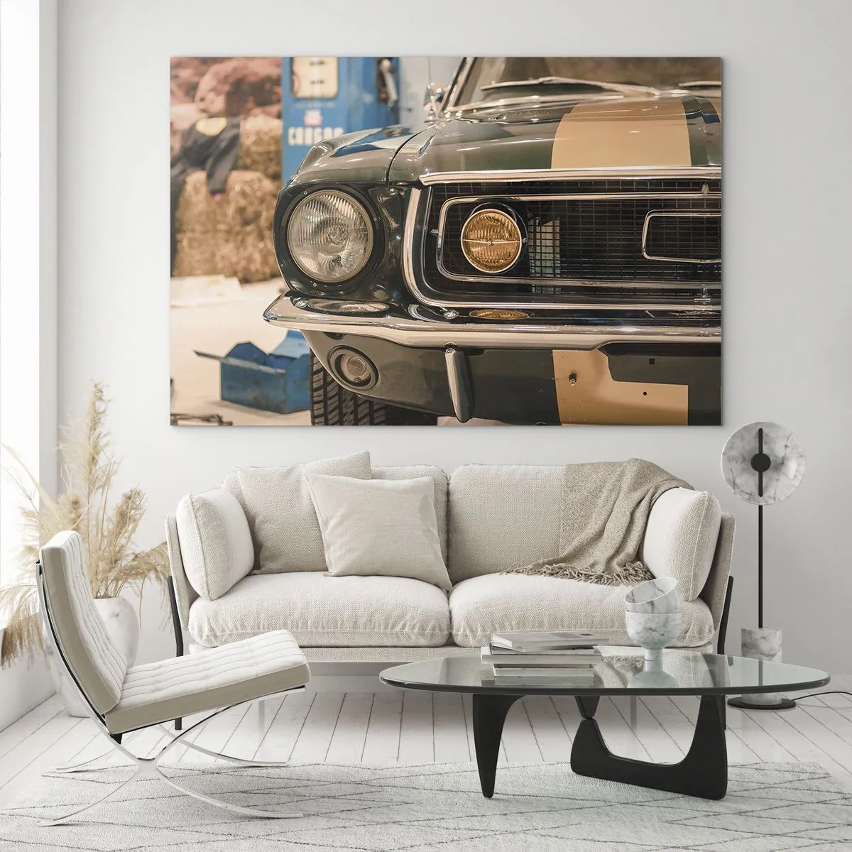 Glasbild - Bild auf glas - Nahaufnahme eines Oldtimers, Mustang, in einer Werkstatt - 120x80cm - Treffen mit einer Legende - Moderne Wanddekoration für Wohnzimmer und Schlafzimmer ARTTOR