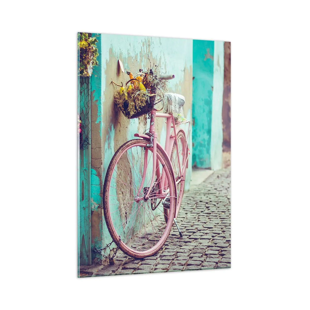 Glasbild - Bild auf glas - Ein rosa Fahrrad lehnt an einer Wand mit Blumen in Körben vor einem pastellfarbenen Hintergrund. - 50x70cm - Ich komme gleich wieder - Moderne Wanddekoration für Wohnzimmer und Schlafzimmer ARTTOR