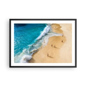 Poster in einem schwarzem Rahmen - Ein Strand mit türkisfarbenem Wasser und herumlaufenden Menschen - 70x50cm - Und dann die Sonne, der Strand… - Moderne Wanddekoration für Wohnzimmer und Schlafzimmer ARTTOR