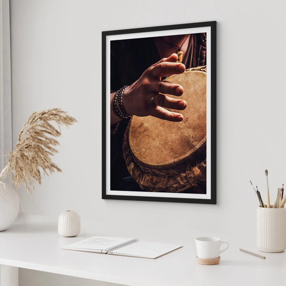 Poster in einem schwarzem Rahmen - Eine Hand spielt eine Trommel in warmem Licht - 50x70cm - Im Rhythmus des Herzens - Moderne Wanddekoration für Wohnzimmer und Schlafzimmer ARTTOR