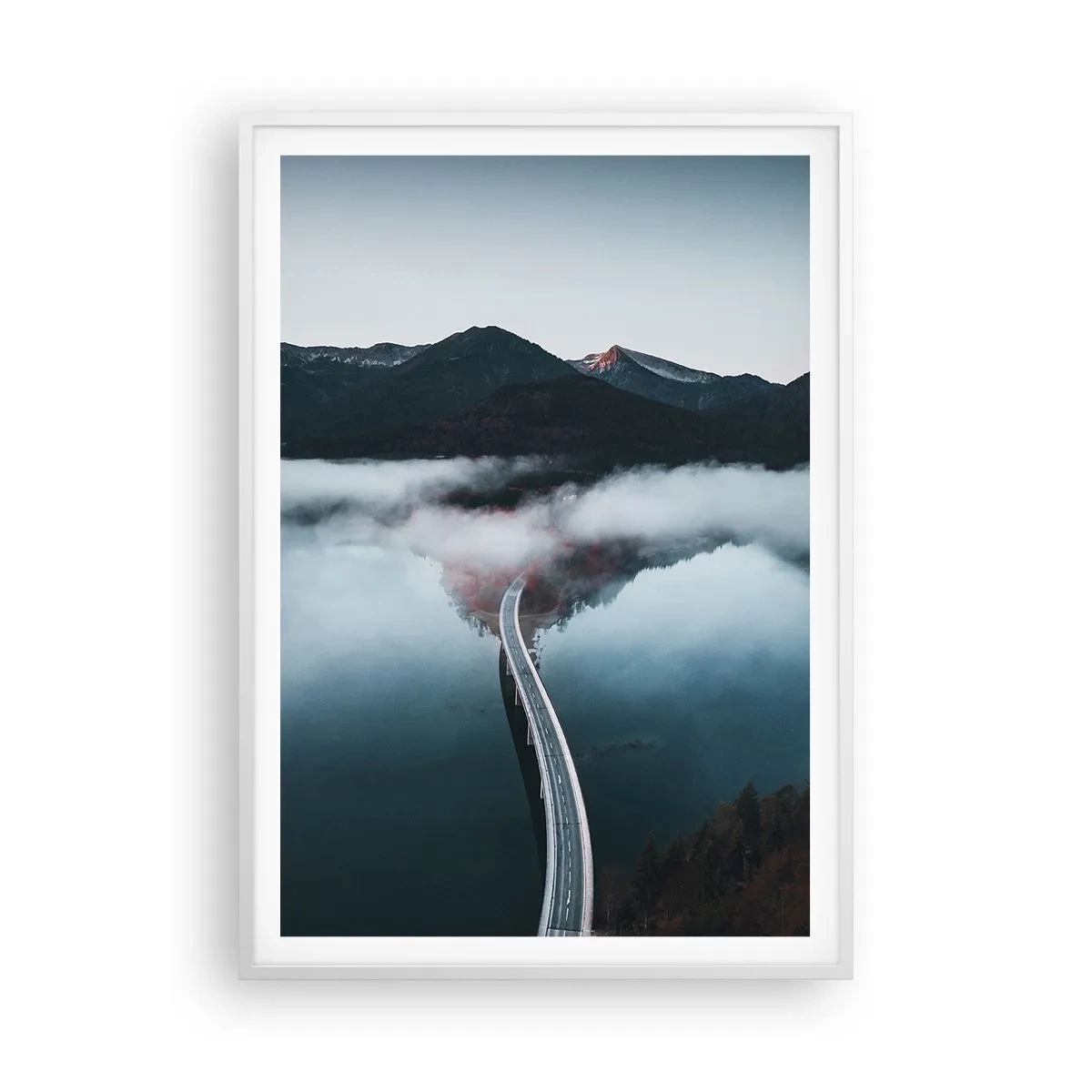 Poster in einem weißen Rahmen - Über Wasser so glatt wie ein Spiegel - 70x100 cm