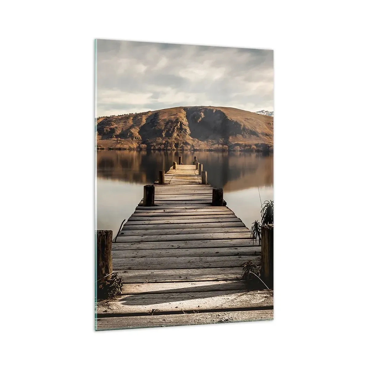 Glasbild - Bild auf glas - Ein Holzsteg über einem See, umgeben von malerischen Hügeln - 70x100cm - Landschaft in Stille - Moderne Wanddekoration für Wohnzimmer und Schlafzimmer ARTTOR