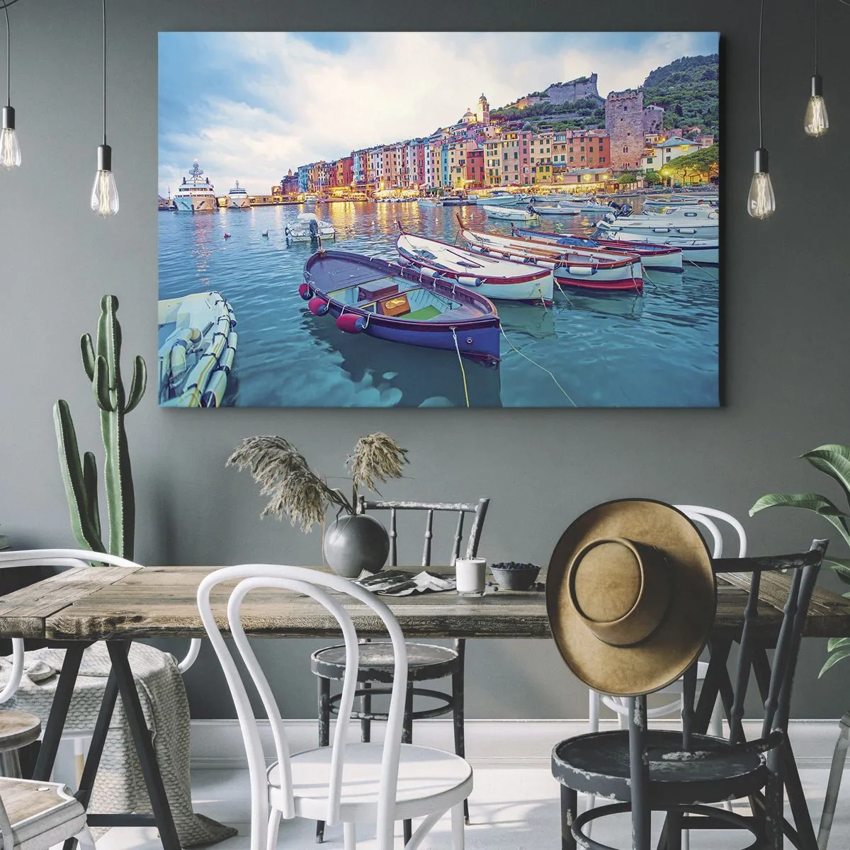 Bild auf Leinwand - Leinwandbild - Eine bunte Stadt am Wasser mit Booten im Hafen - 70x50cm - Bunter Abend im Hafen - Moderne Wanddekoration für Wohnzimmer und Schlafzimmer ARTTOR