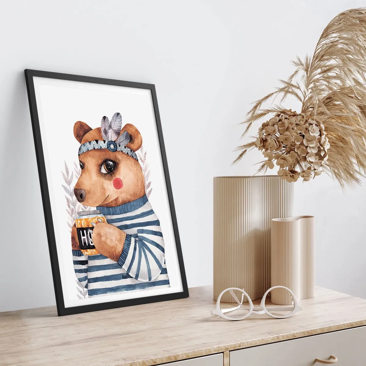 Poster in einem schwarzem Rahmen - Ein bezaubernder Teddybär in einem Matrosen-Sweatshirt mit einer Tasse in den Händen - 50x70cm - Süße Bärin - Moderne Wanddekoration für Wohnzimmer und Schlafzimmer ARTTOR
