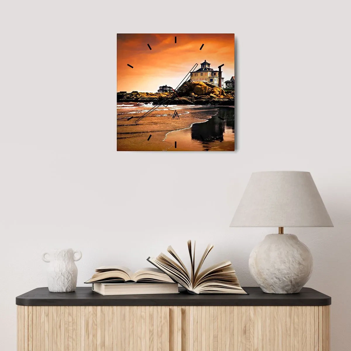 Wanduhr - Glasuhr - Ein Haus auf einem Felsen am Strand bei Sonnenuntergang mit seiner Spiegelung im Wasser - 30x30cm - Eleganz der Westküste - Moderne Wanddekoration für Wohnzimmer und Schlafzimmer ARTTOR