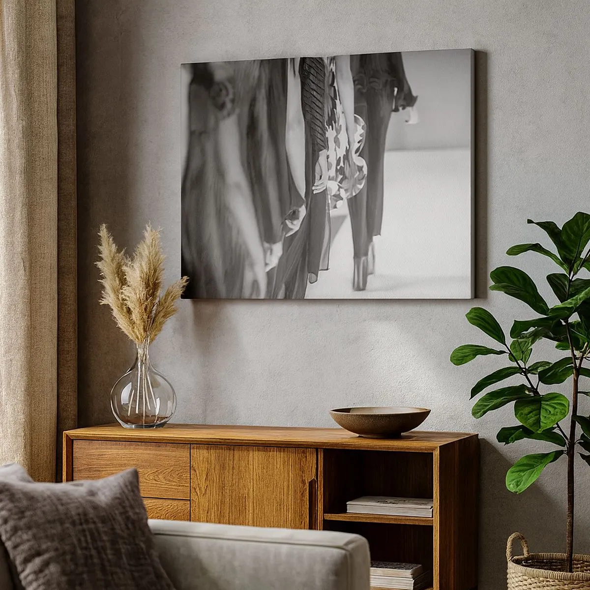 Bild auf Leinwand - Leinwandbild - Eine schwarz-weiße Laufstegszene, die die Details der Kleider und Figuren der Models zeigt. - 70x50cm - Eine stilvolle Parade - Moderne Wanddekoration für Wohnzimmer und Schlafzimmer ARTTOR
