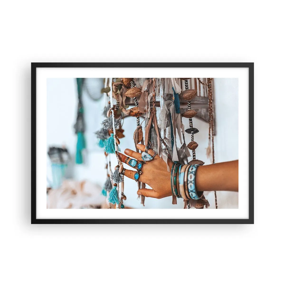 Poster in einem schwarzem Rahmen - Eine mit Boho-Schmuck geschmückte Hand mit Dekorationen im Hintergrund - 70x50cm - Lokale Schätze - Moderne Wanddekoration für Wohnzimmer und Schlafzimmer ARTTOR