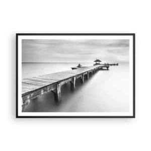 Poster in einem schwarzem Rahmen - Eine Schwarzweißansicht eines Holzstegs über ruhigem Wasser. - 100x70cm - In die Ferne - Moderne Wanddekoration für Wohnzimmer und Schlafzimmer ARTTOR