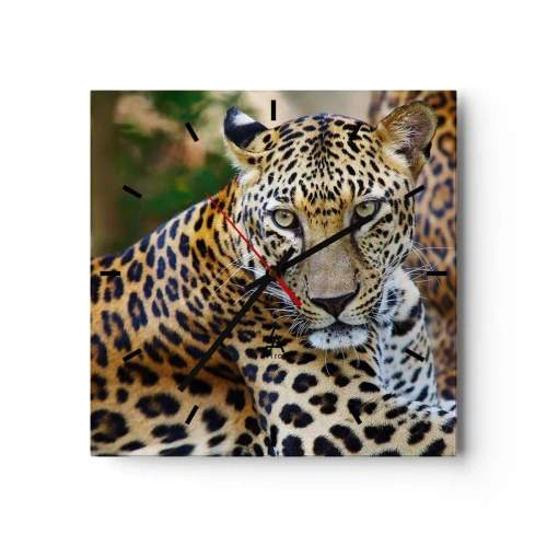 Wanduhr - Glasuhr - Jaguar ruht in natürlicher Umgebung vor grünem Hintergrund. - 30x30cm - Wild und ruhig - Moderne Wanddekoration für Wohnzimmer und Schlafzimmer ARTTOR