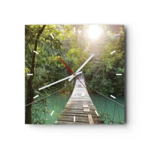Wanduhr - Glasuhr - Eine Hängebrücke in einem tropischen Wald, beleuchtet vom Sonnenlicht. - 30x30cm - Über das azurblaue Wasser zum azurblauen Wald - Moderne Wanddekoration für Wohnzimmer und Schlafzimmer ARTTOR