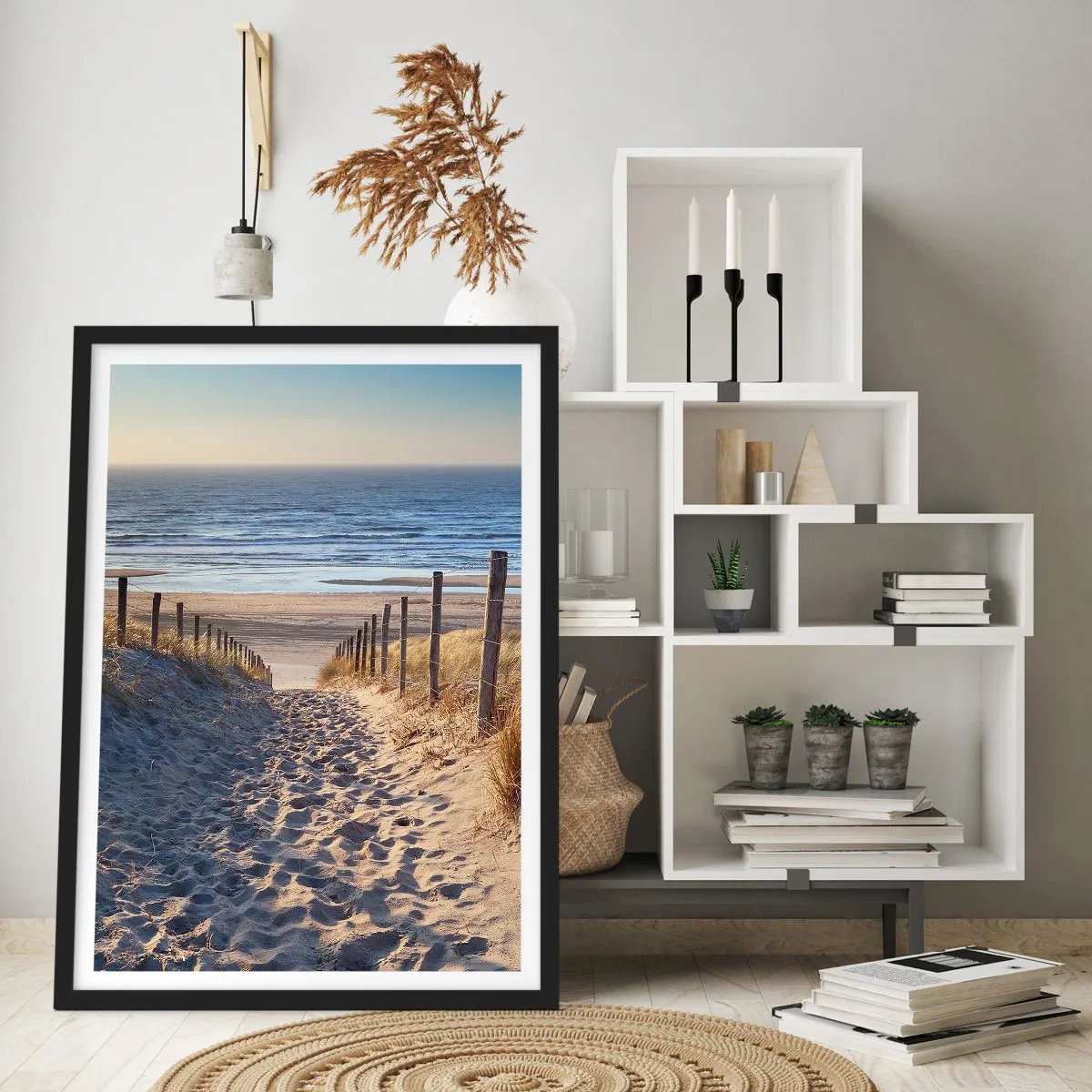 Poster in einem schwarzem Rahmen - Das Rauschen des Meeres, der Gesang der Vögel, ein wilder Strand im Gras ... - 61x91 cm