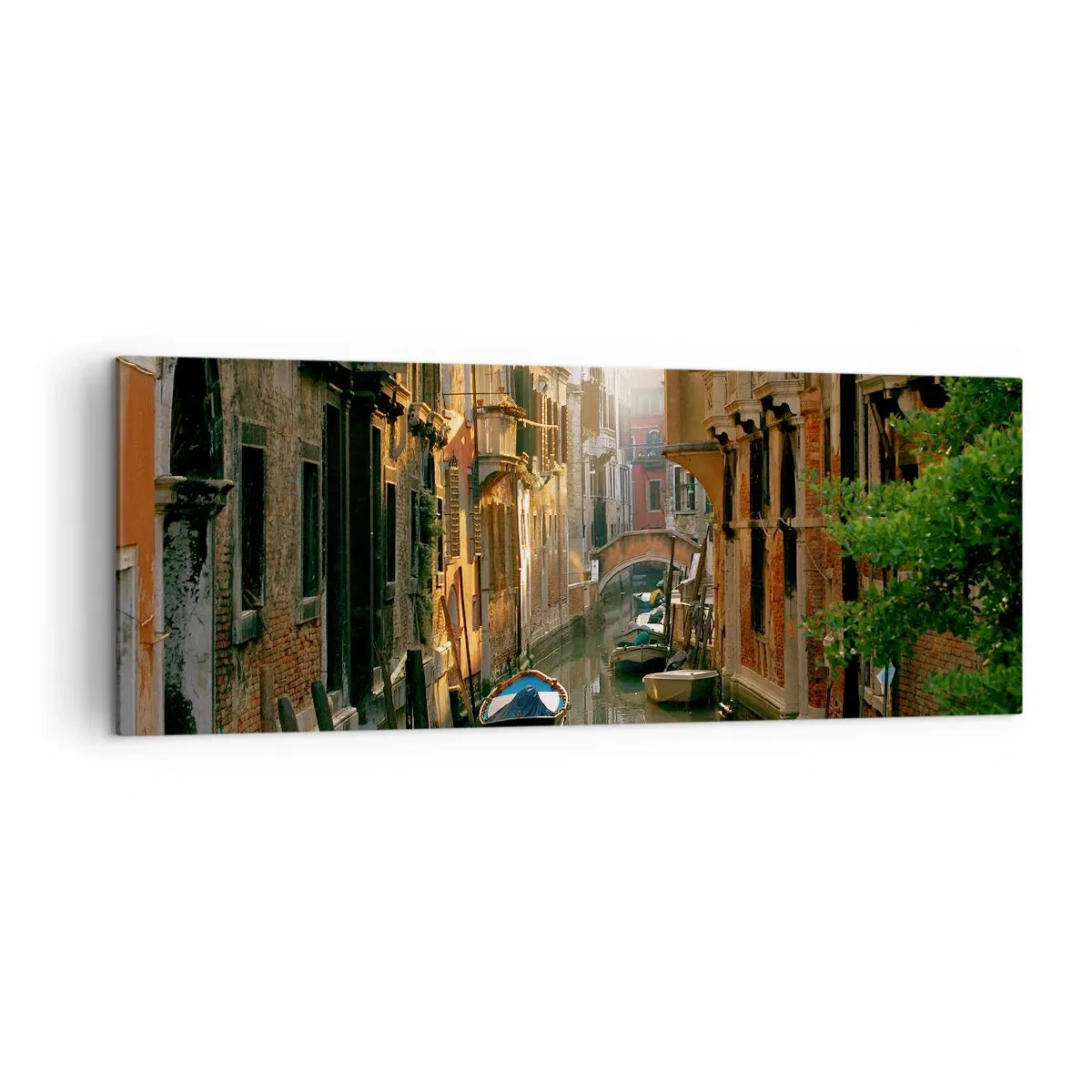 Bild auf Leinwand - Leinwandbild - Ein malerischer Kanal in Venedig mit Booten und einer Brücke - 140x50cm - In einer venezianischen Gasse - Moderne Wanddekoration für Wohnzimmer und Schlafzimmer ARTTOR