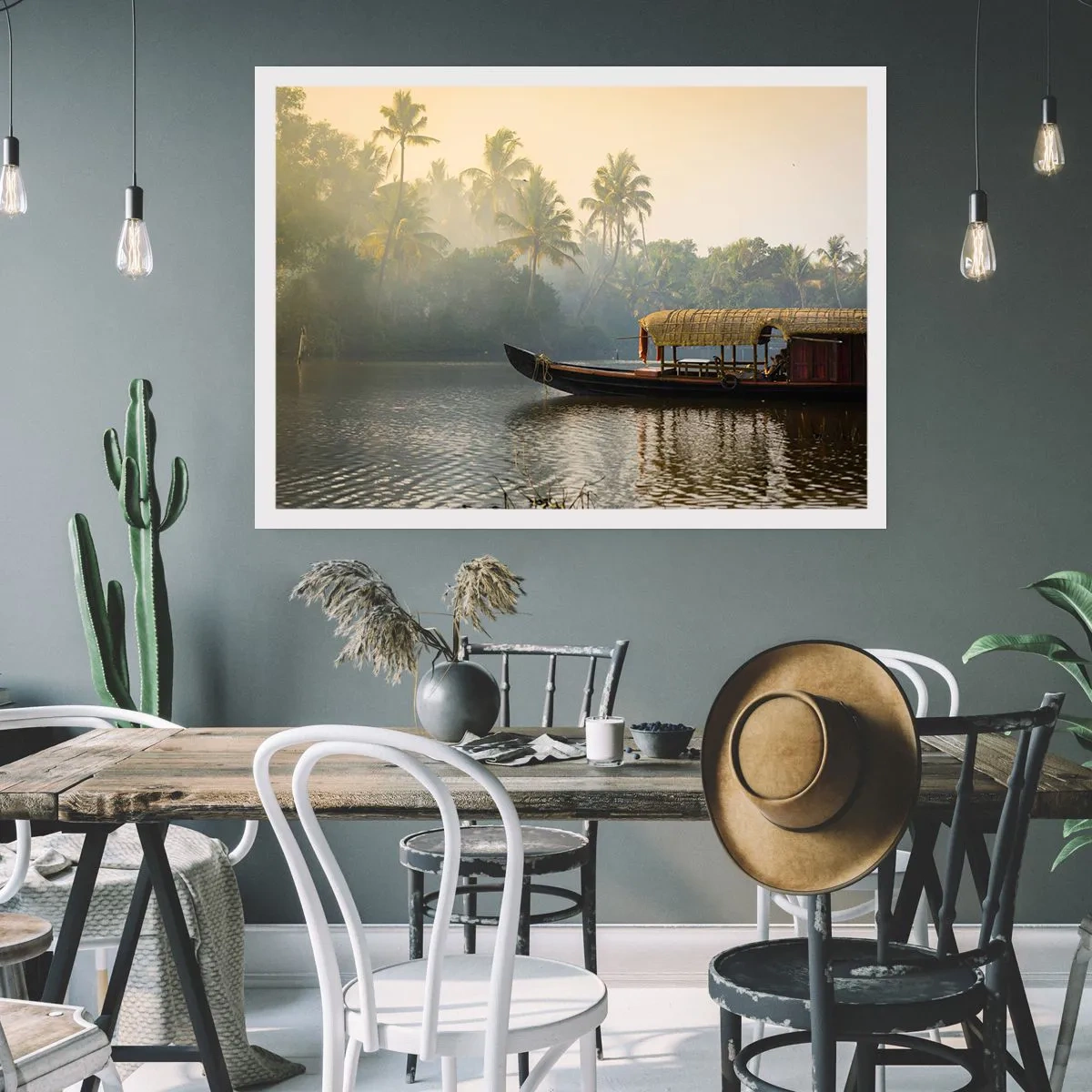 Poster - Ein traditionelles Boot auf einem ruhigen Fluss zwischen Palmen - 100x70cm - Haus am Fluss - Moderne Wanddekoration für Wohnzimmer und Schlafzimmer ARTTOR