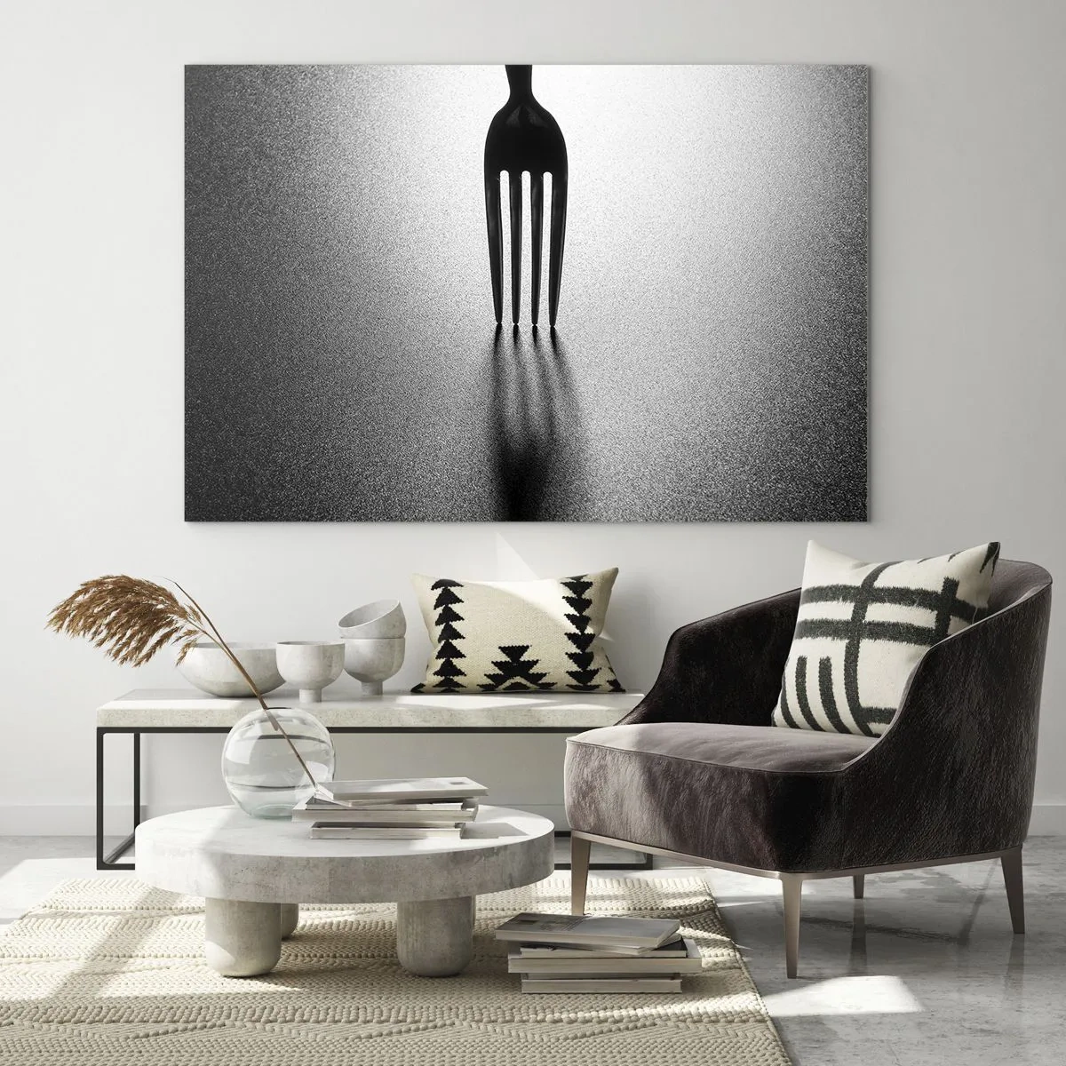 Glasbild - Bild auf glas - Eine Gabel wirft einen Schatten in einer minimalistischen Schwarz-Weiß-Komposition - 100x70cm - Licht und Schatten - Moderne Wanddekoration für Wohnzimmer und Schlafzimmer ARTTOR