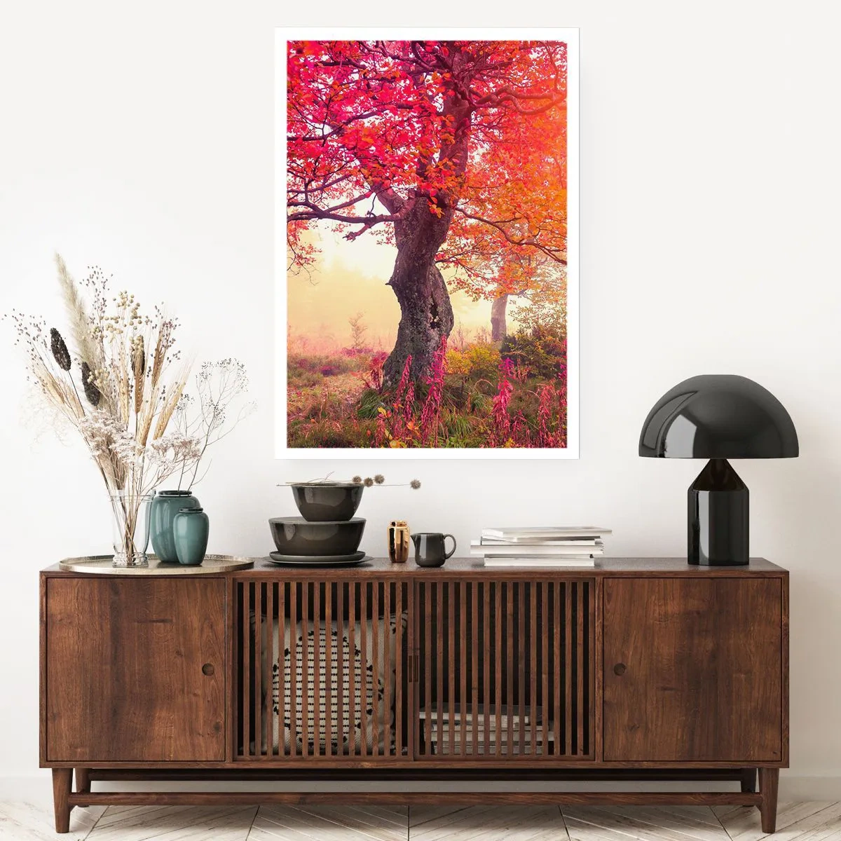 Poster - Ein Baum mit roten Blättern in einer Herbstlandschaft - 50x70cm - Blühende Raserei - Moderne Wanddekoration für Wohnzimmer und Schlafzimmer ARTTOR