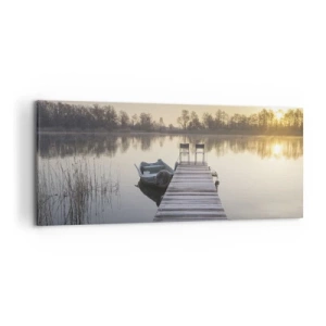Bild auf Leinwand - Leinwandbild - Ein Pier am Seeufer am Morgen mit einem Boot und Stühlen - 120x50cm - Ich komme nach einiger Zeit zurück - Moderne Wanddekoration für Wohnzimmer und Schlafzimmer ARTTOR