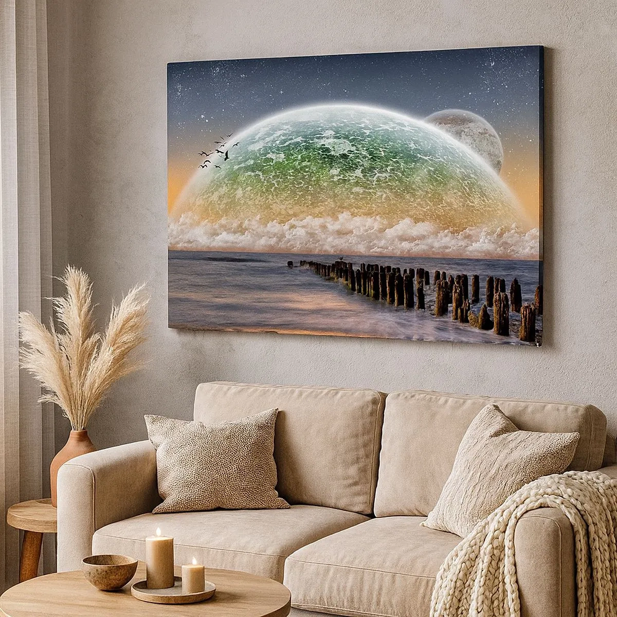 Bild auf Leinwand - Leinwandbild - Eine fantastische Landschaft mit einem großen Planeten über dem Meer und einem Holzsteg. - 70x50cm - Und die Welt tauchte aus dem Wasser auf - Moderne Wanddekoration für Wohnzimmer und Schlafzimmer ARTTOR