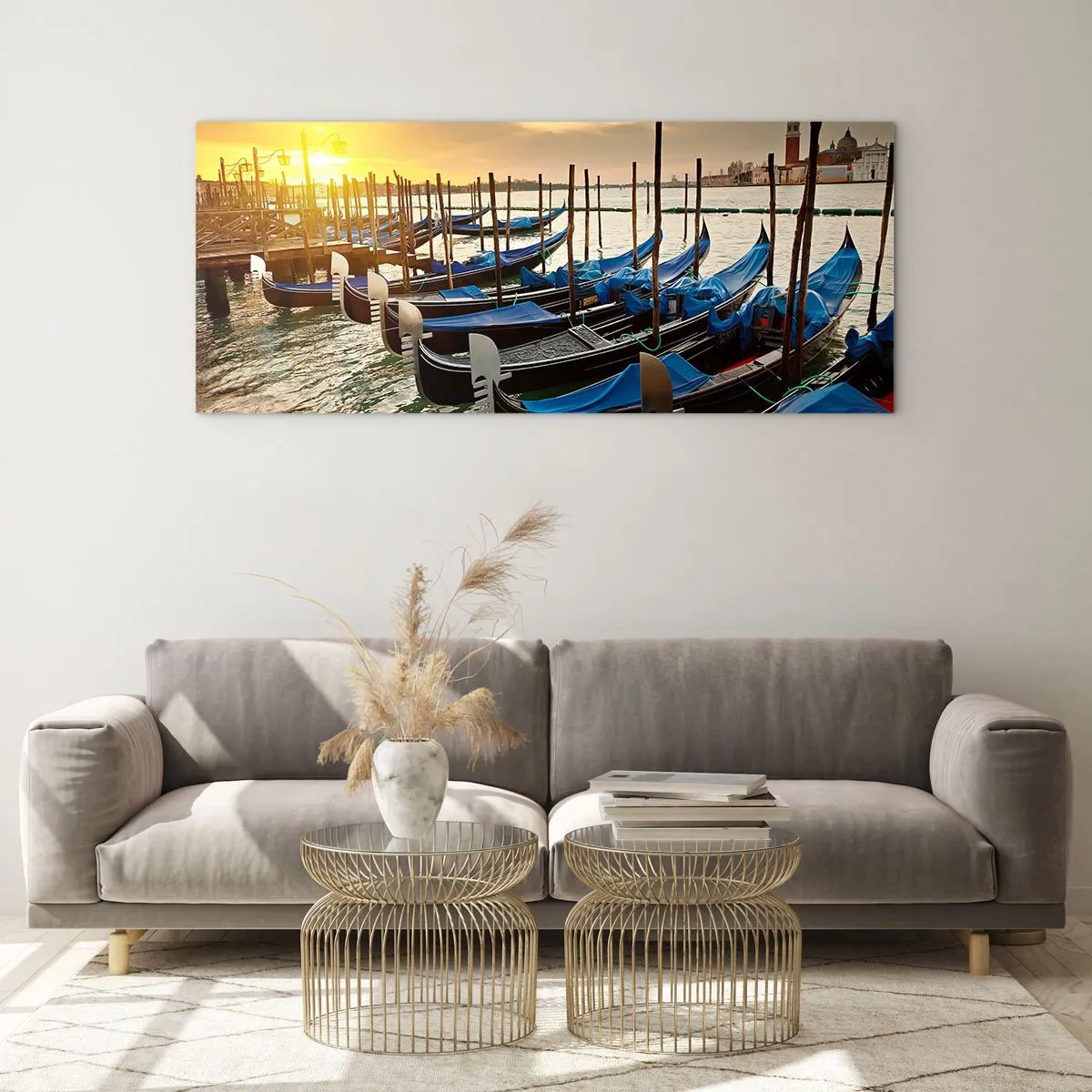 Glasbild - Bild auf glas - Gondeln in Venedig am Morgen im Licht der aufgehenden Sonne - 140x50cm - Bevor das Summen kommt - Moderne Wanddekoration für Wohnzimmer und Schlafzimmer ARTTOR