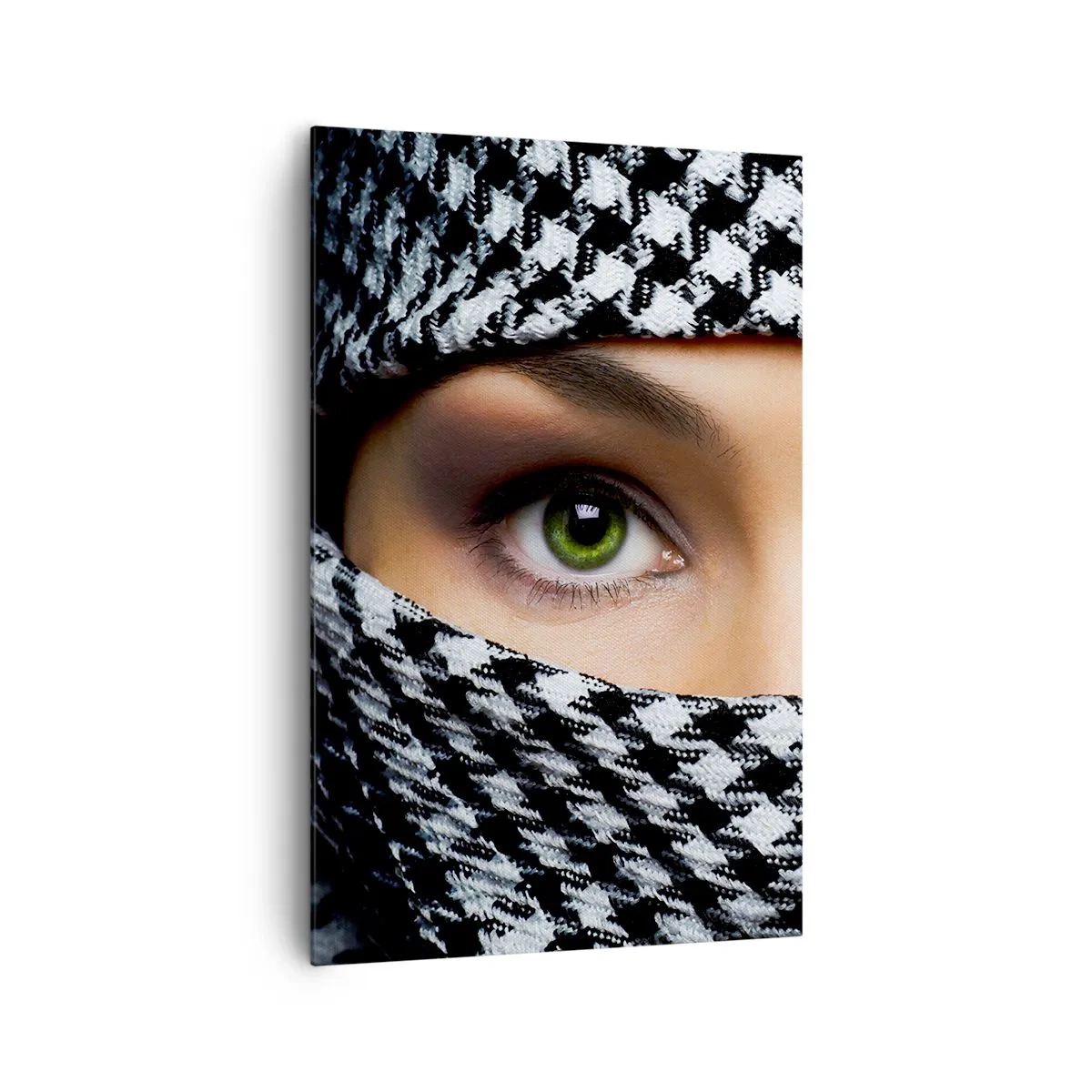Bild auf Leinwand - Leinwandbild - Hinter einem schwarz-weiß gemusterten Stoff verbergen sich die grünen Augen einer Frau. - 80x120cm - Ein Porträt einer verschleierten grünäugigen Schönheit - Moderne Wanddekoration für Wohnzimmer und Schlafzimmer ARTTOR