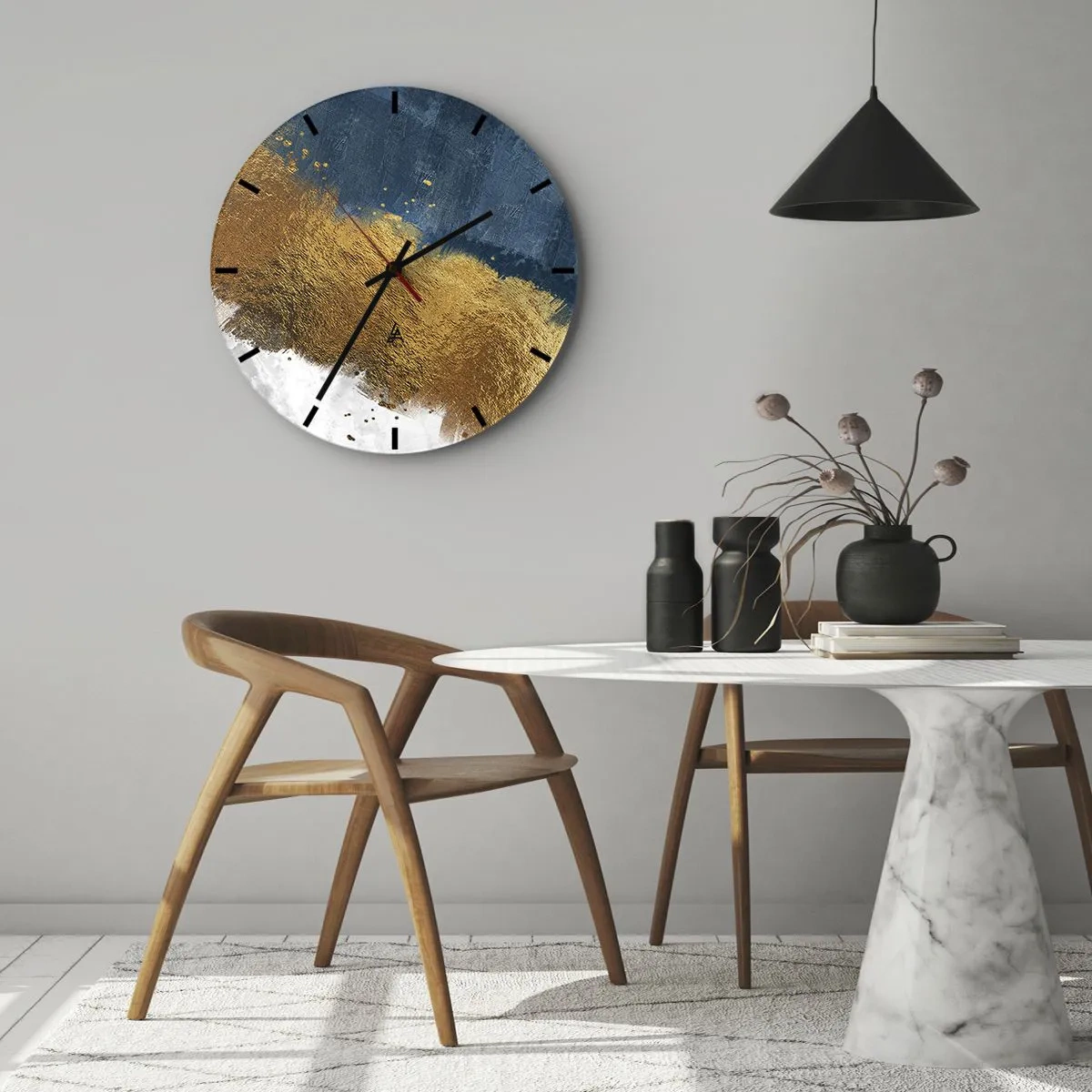 Wanduhr - Glasuhr - Abstrakte Pinselstriche in Gold und Marineblau auf weißem Hintergrund - 30x30cm - Farben des Sommers - Moderne Wanddekoration für Wohnzimmer, Küche und Schlafzimmer ARTTOR