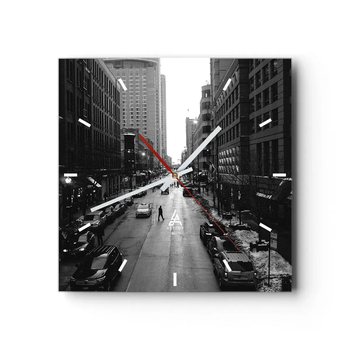 Wanduhr - Glasuhr - Eine schwarz-weiße Straße mitten in der Stadt mit Autos und Fußgängern - 30x30cm - Ein weiterer Tag wie jeder andere Tag - Moderne Wanddekoration für Wohnzimmer und Schlafzimmer ARTTOR