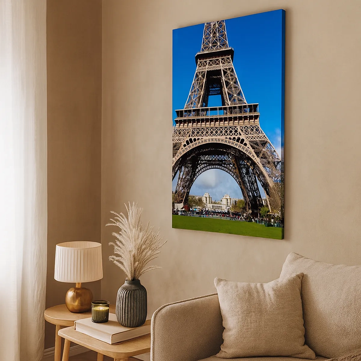 Bild auf Leinwand - Leinwandbild - Der Eiffelturm vor dem Hintergrund eines blauen Himmels und eines grünen Parks - 50x70cm - Ganz Paris zu ihren Füßen - Moderne Wanddekoration für Wohnzimmer und Schlafzimmer ARTTOR