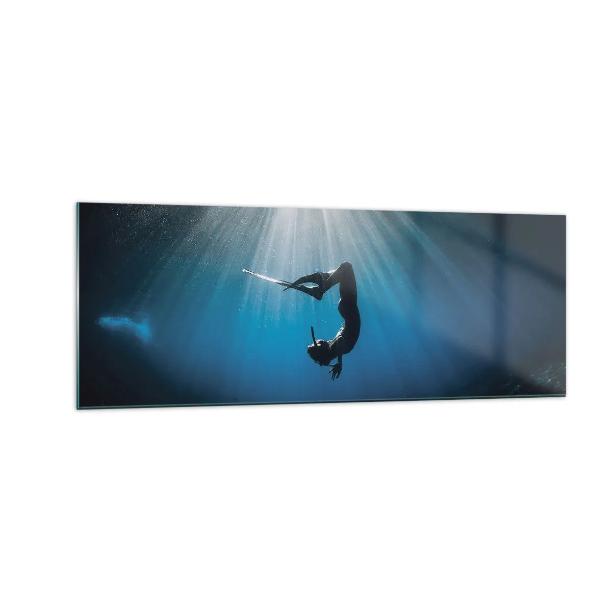 Glasbild - Bild auf glas - Ein Taucher, der in einem Lichtstrahl unter Wasser schwimmt - 140x50cm - Tanz unter Wasser - Moderne Wanddekoration für Wohnzimmer und Schlafzimmer ARTTOR