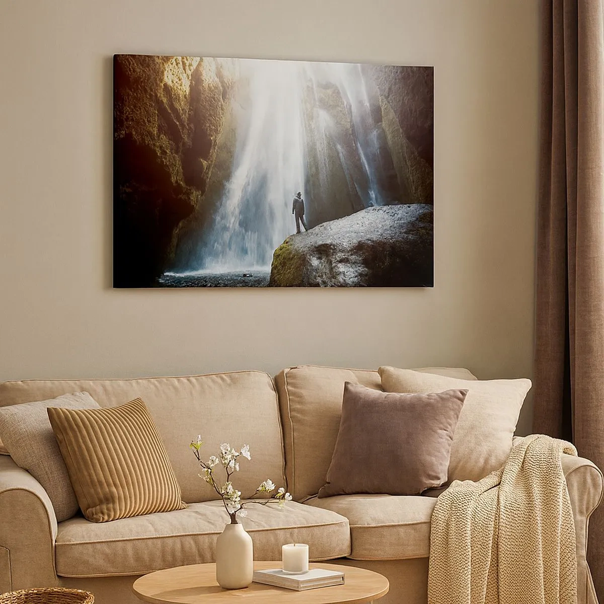 Bild auf Leinwand - Leinwandbild - Eine Figur vor der Kulisse eines majestätischen Wasserfalls in einer felsigen Schlucht - 70x50cm - Wiederherstellung der Proportionen - Moderne Wanddekoration für Wohnzimmer und Schlafzimmer ARTTOR