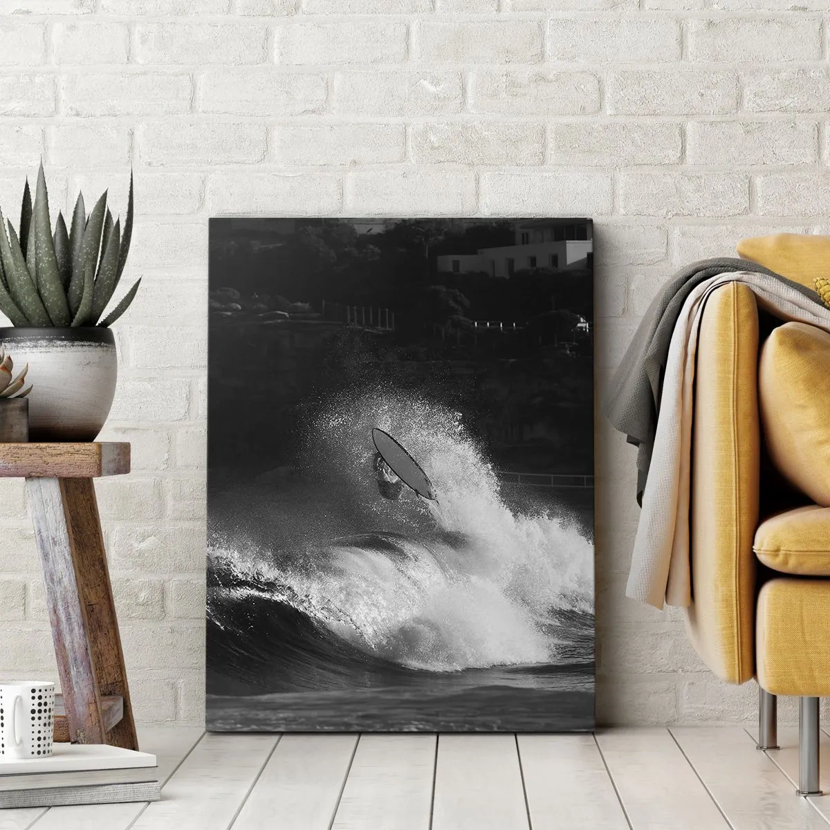 Bild auf Leinwand - Leinwandbild - Ein Surfer, der eine Welle reitet, in Monochrom - 50x70cm - Herausforderung angenommen! - Moderne Wanddekoration für Wohnzimmer und Schlafzimmer ARTTOR