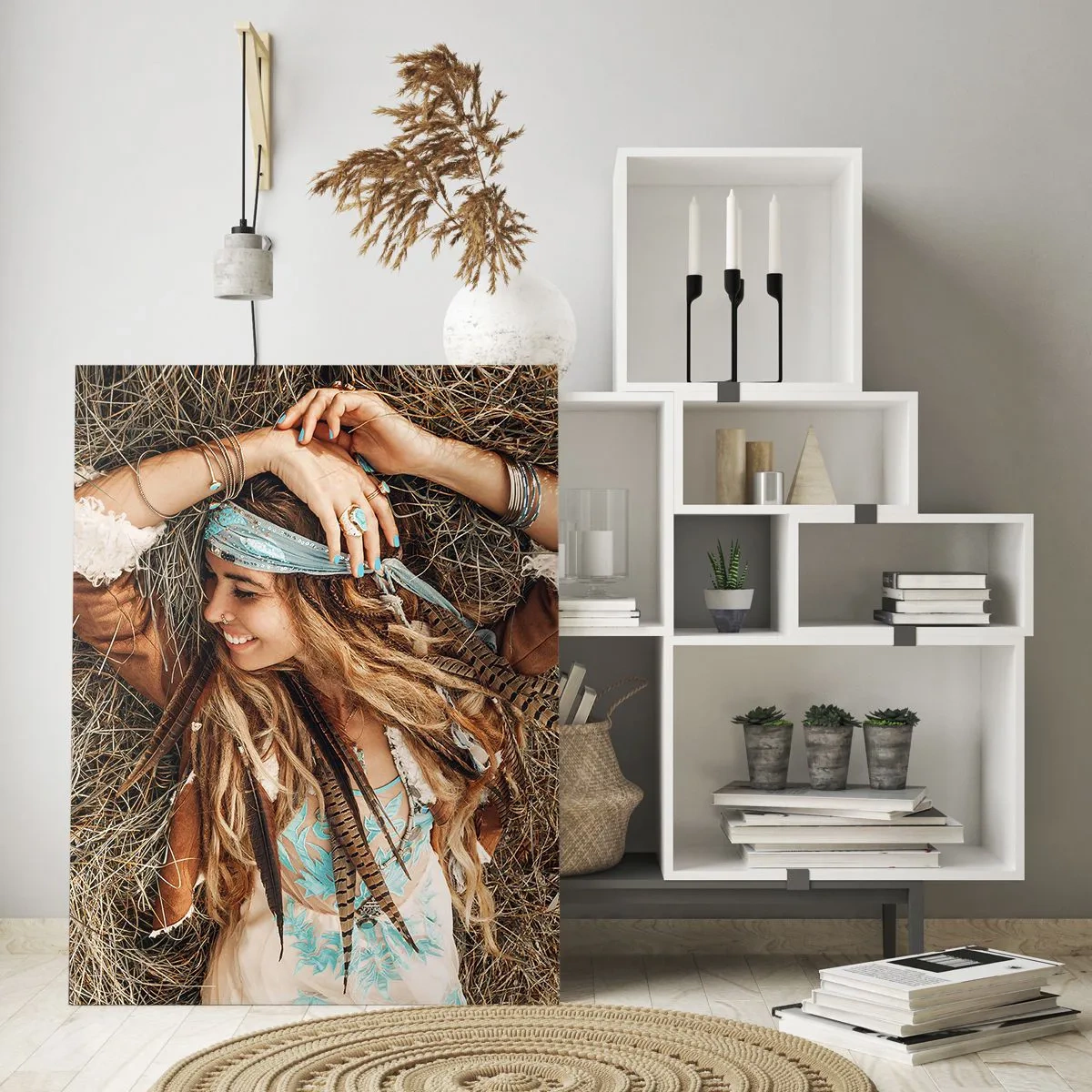 Glasbild - Bild auf glas - Frau im Boho-Stil liegt lächelnd im Heu - 50x70cm - Auf dem Weg in den Sommer der Liebe - Moderne Wanddekoration für Wohnzimmer und Schlafzimmer ARTTOR