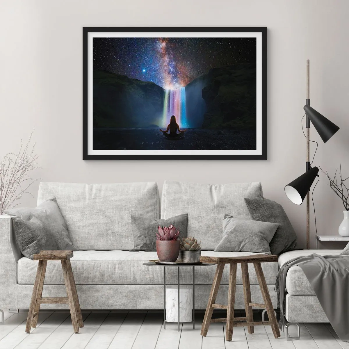 Poster in einem schwarzem Rahmen - Meditation vor einem Wasserfall inmitten der Sterne - 70x50cm - Absolute Harmonie - Moderne Wanddekoration für Wohnzimmer und Schlafzimmer ARTTOR