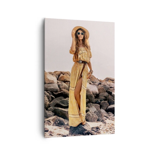 Bild auf Leinwand - Leinwandbild - Eine Frau im Boho-Stil vor einem felsigen Strandhintergrund - 80x120cm - Die Magie der Steine - Moderne Wanddekoration für Wohnzimmer und Schlafzimmer ARTTOR