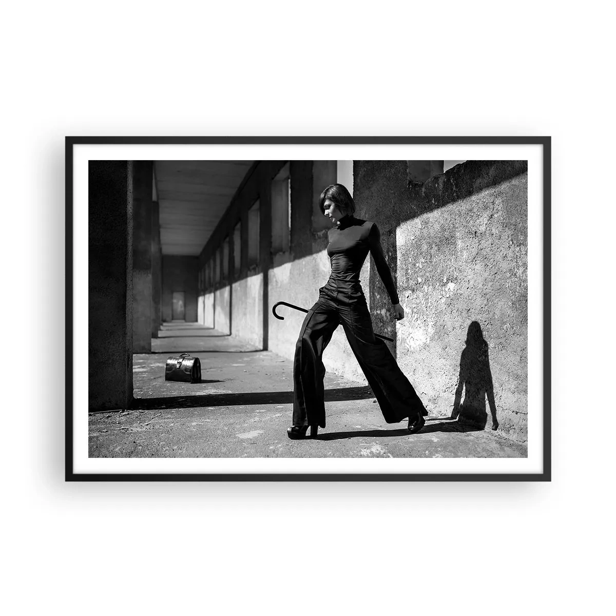 Poster in einem schwarzem Rahmen - Stilvolle Frau in einem industriellen Umfeld - 100x70cm - Urbane Eleganz - Moderne Wanddekoration für Wohnzimmer und Schlafzimmer ARTTOR