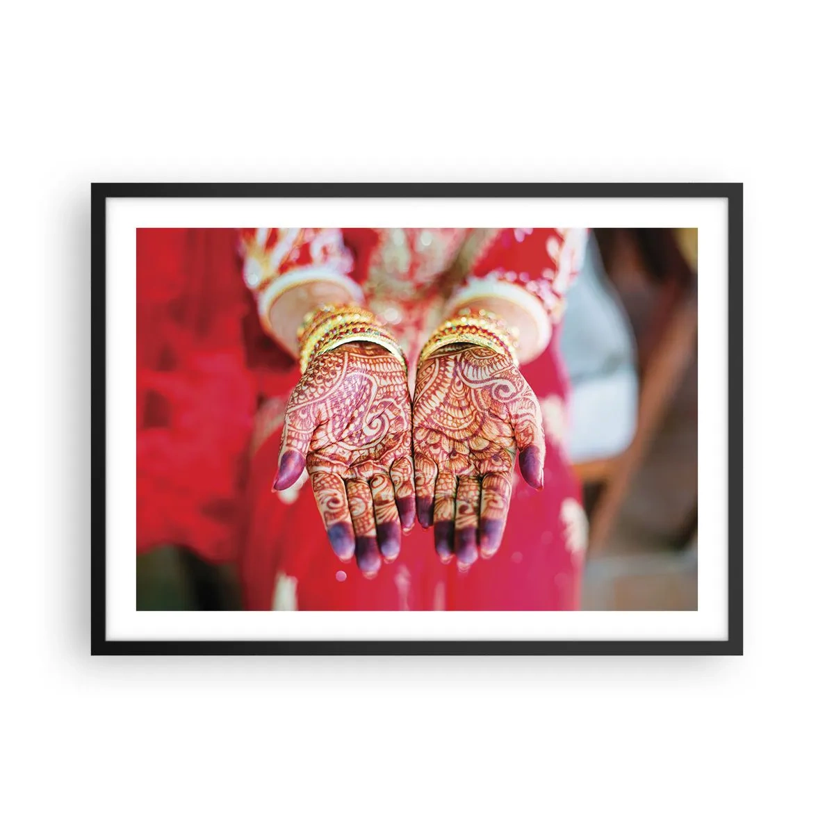 Poster in einem schwarzem Rahmen - Mit Henna verzierte Hände vor dem Hintergrund eines roten Kleides - 70x50cm - Bereit, das Glück zu fangen? - Moderne Wanddekoration für Wohnzimmer und Schlafzimmer ARTTOR
