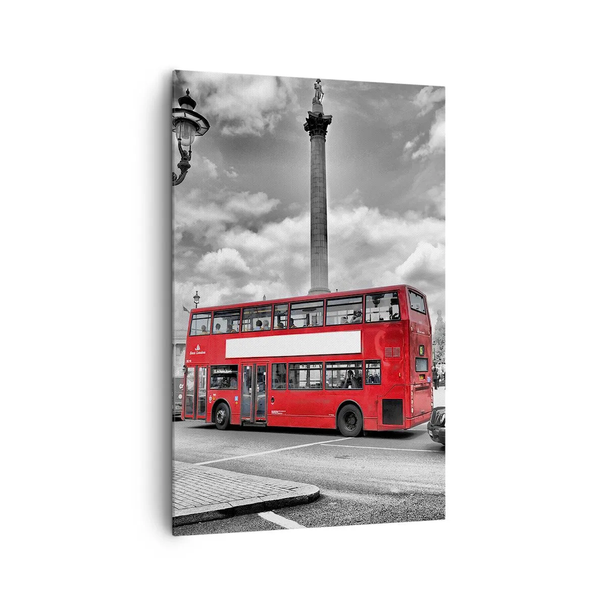 Bild auf Leinwand - Leinwandbild - Ein roter Doppeldeckerbus vor einer schwarz-weißen Stadtkulisse - 80x120cm - Der wahre Blutkreislauf der Stadt - Moderne Wanddekoration für Wohnzimmer und Schlafzimmer ARTTOR