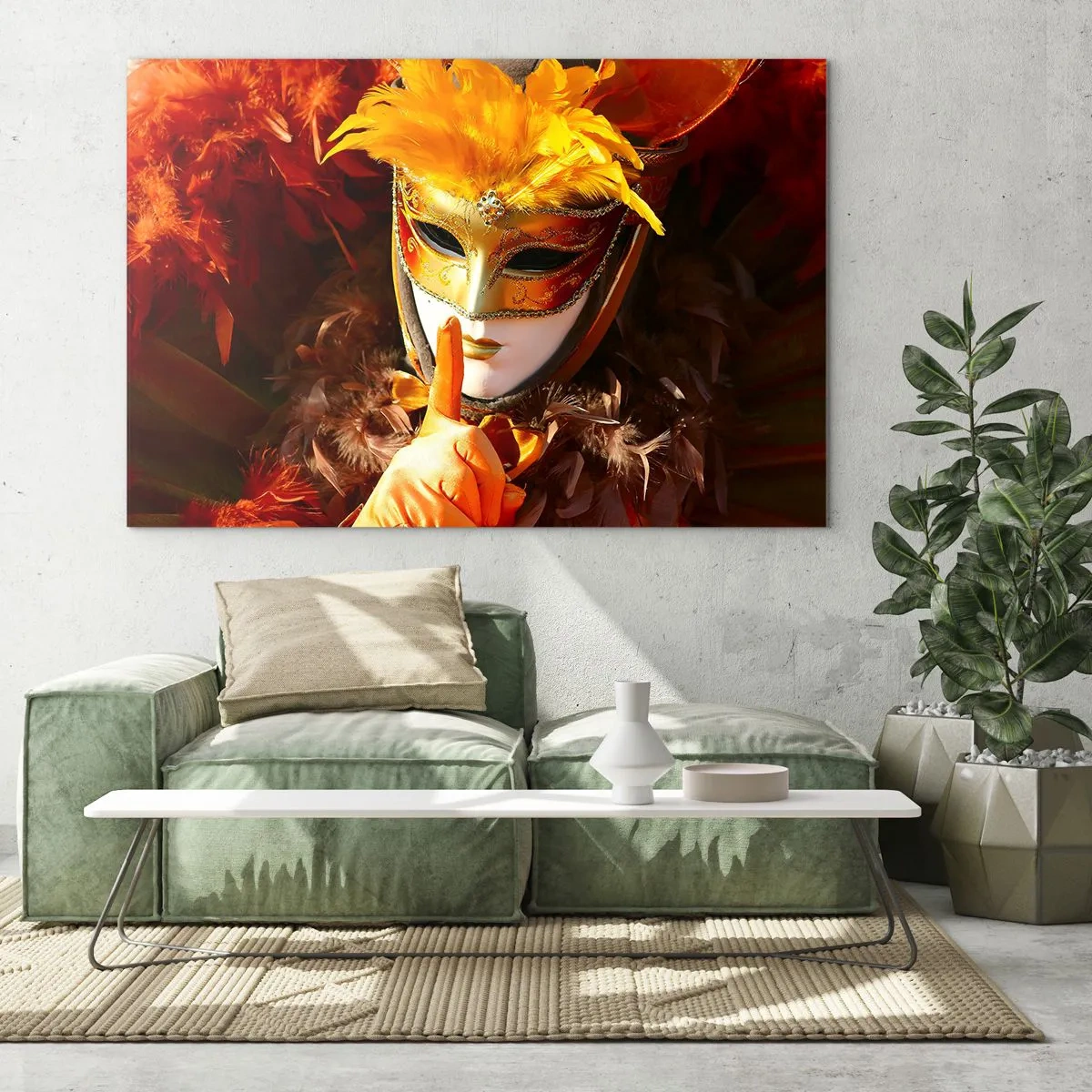 Glasbild - Bild auf glas - Eine Figur in einer goldenen Maske mit orangefarbenen Federn - 100x70cm - Geheimnis ist Teil des Spiels - Moderne Wanddekoration für Wohnzimmer und Schlafzimmer ARTTOR