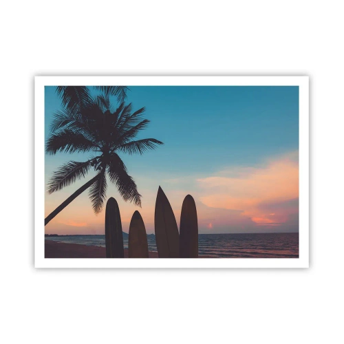 Poster - Surfbretter vor der Kulisse einer Palme und eines Sonnenuntergangs - 100x70cm - Morgen wird es auch lustig - Moderne Wanddekoration für Wohnzimmer und Schlafzimmer ARTTOR
