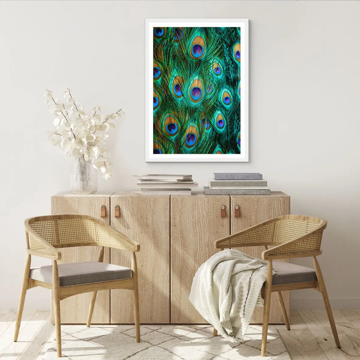 Poster in einem weißen Rahmen - Ein Blick mit Pfauenaugen - 70x100 cm