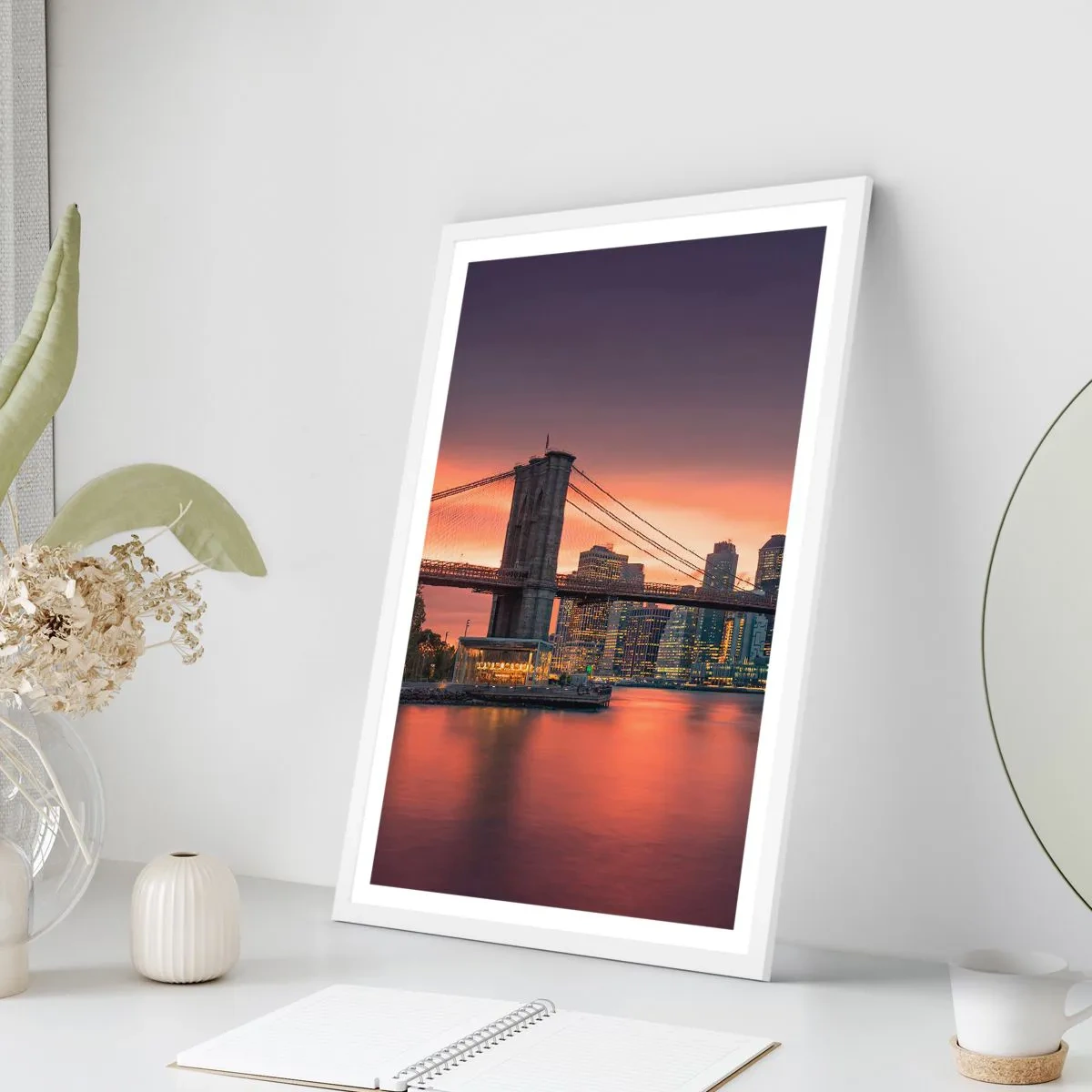 Poster in einem weißen Rahmen - Eingetaucht in lila Stille - 61x91 cm